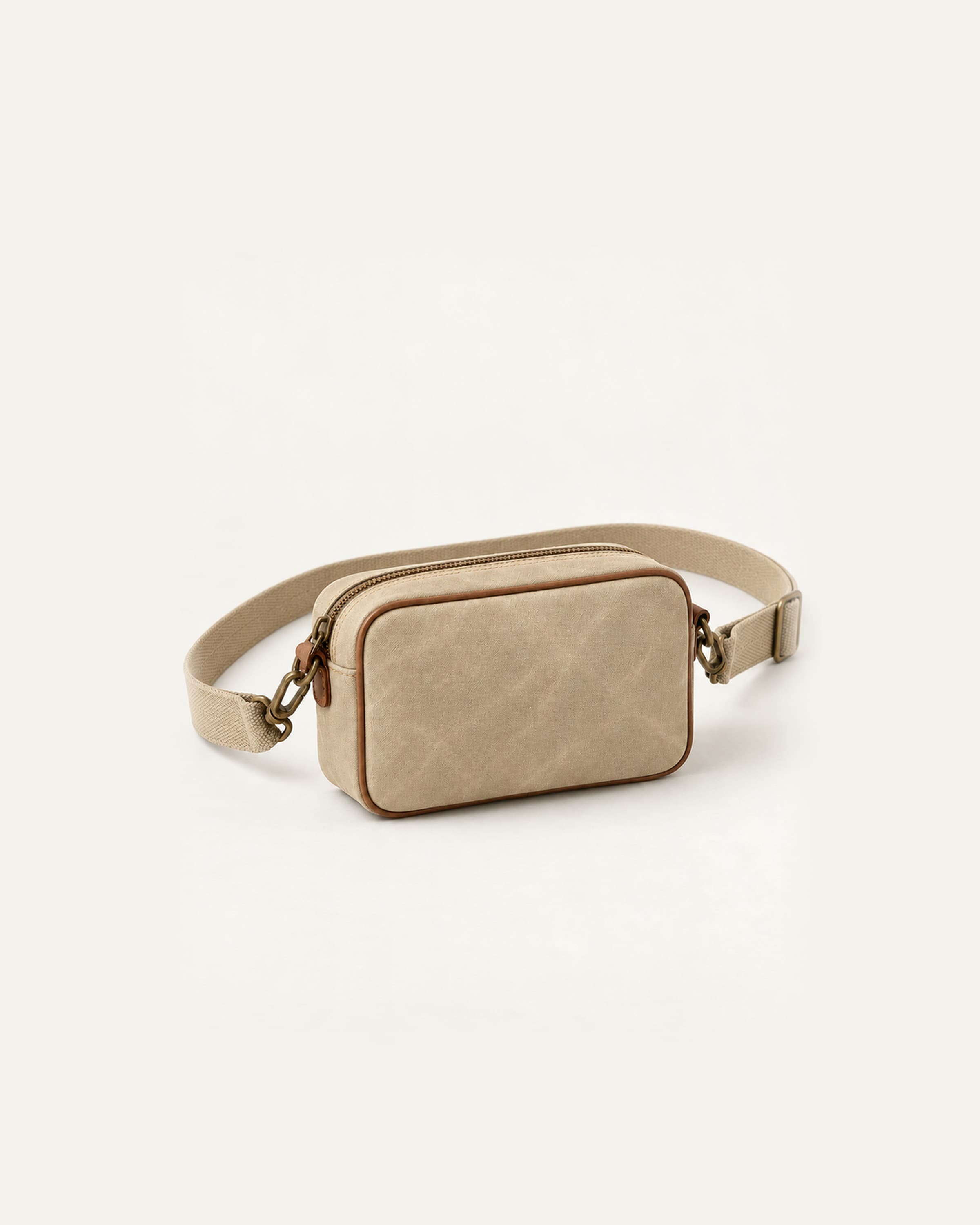 ¾ von vorn links, Gurt locker dahinter gelegt. Farbe Sand