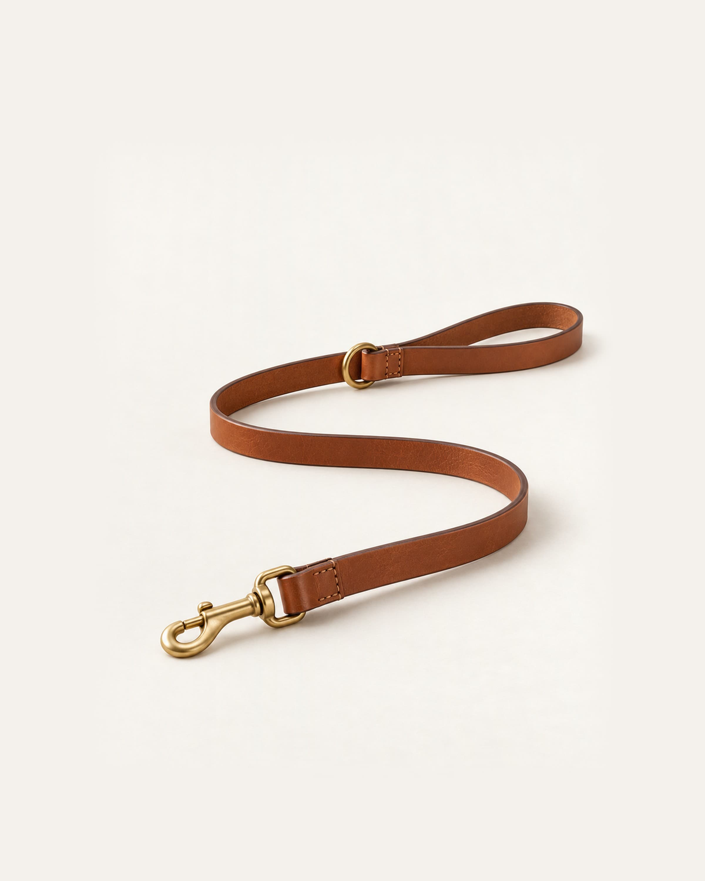 ¾ von vorn links, locker in einer S-Kurve gelegt, Karabiner vorn. Farbe Cognac