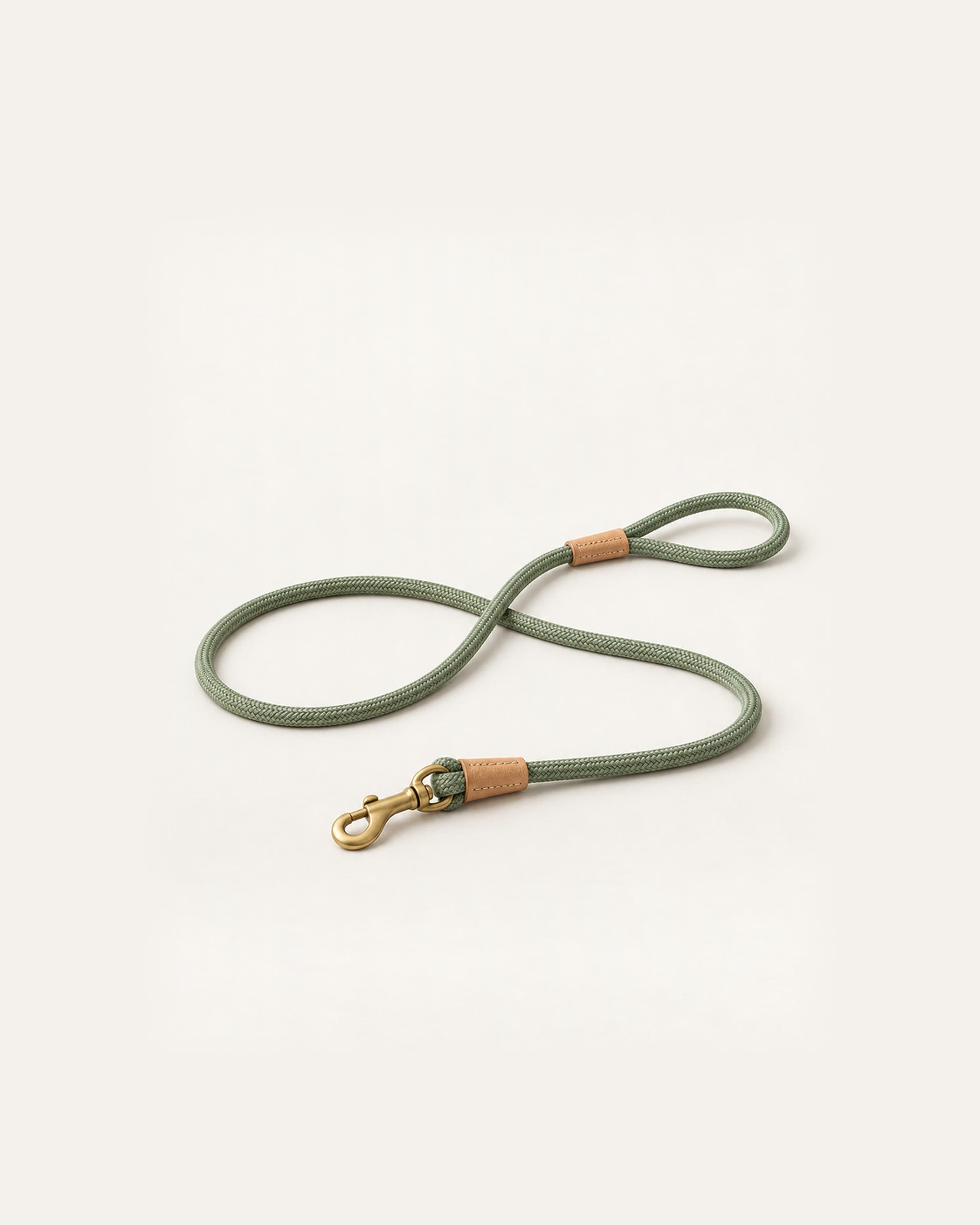 ¾ von vorn links, in einer lockeren Acht gelegt. Farbe Salbei
