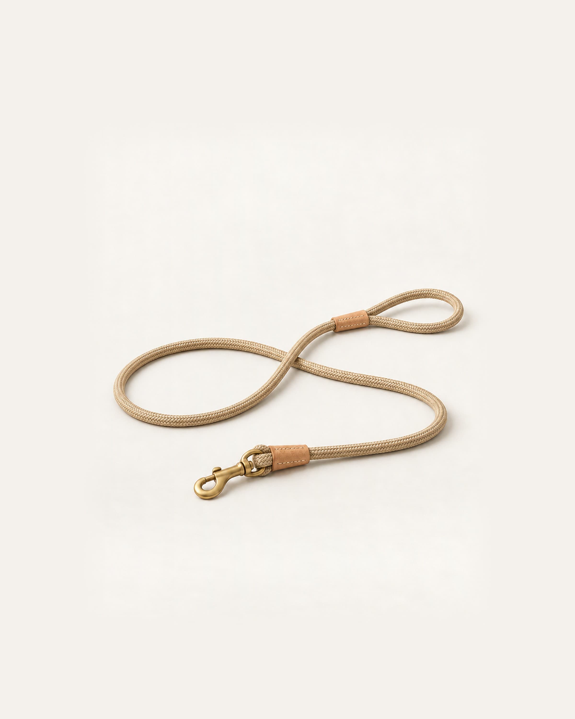 ¾ von vorn links, in einer lockeren Acht gelegt. Farbe Sand